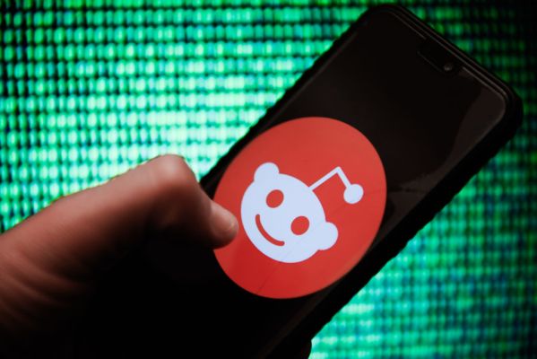 Reddit está implementando silenciosamente un botón de alimentación de video similar a TikTok en iOS