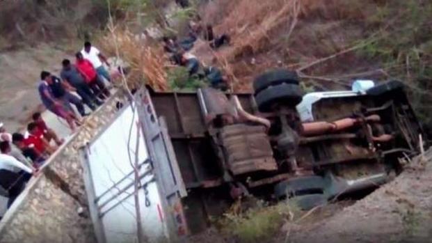 Tragedia: mueren 25 migrantes en vuelco de camión