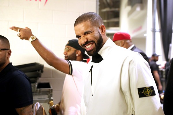 Drake invierte en el equipo de apuestas de ESports, en el salón de los jugadores.