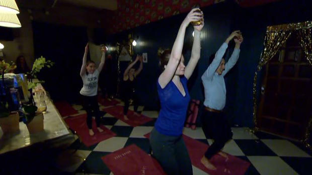 “Yoga para borrachos”: practican la disciplina entre copas de vino