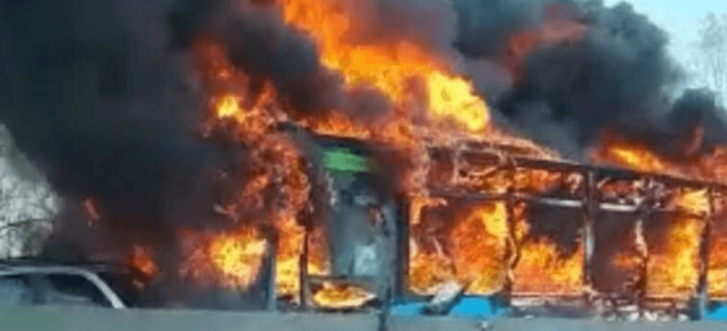 En Italia, presunto suicida secuestra autobús escolar con 51 alumnos y lo incendia (Video)