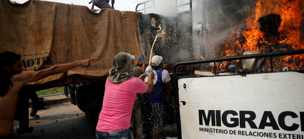 Maduro no ordenó la quema de camiones con ayuda humanitaria en la frontera como aseguró EU: NYT
