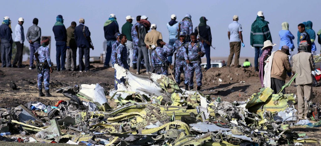 Recuperan cajas negras del avión que se estrelló en Etiopía