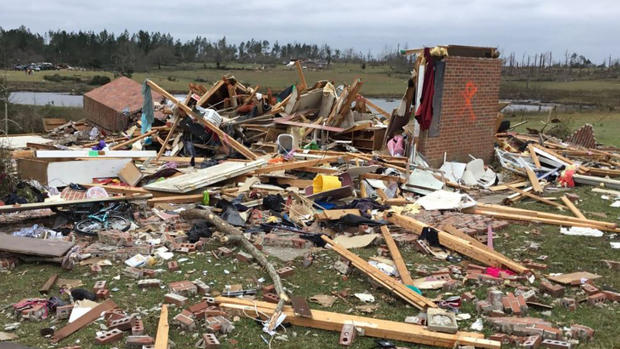Muerte y destrucción por tornados en Alabama