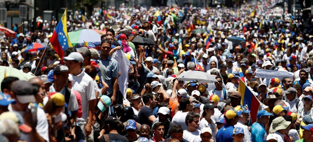 Venezolanos salen a las calles a exigir suministro de agua y el servicio eléctrico | Video