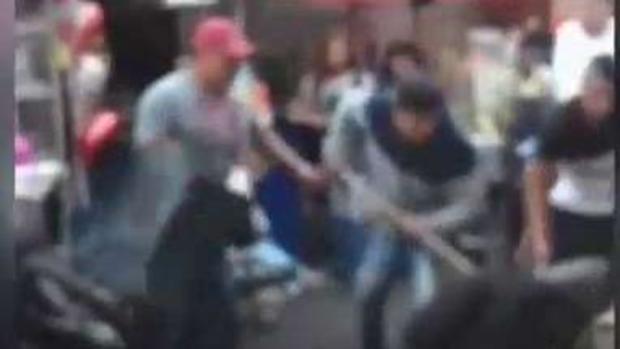 En video: ladrones atacan con palos y puñetazos a policía