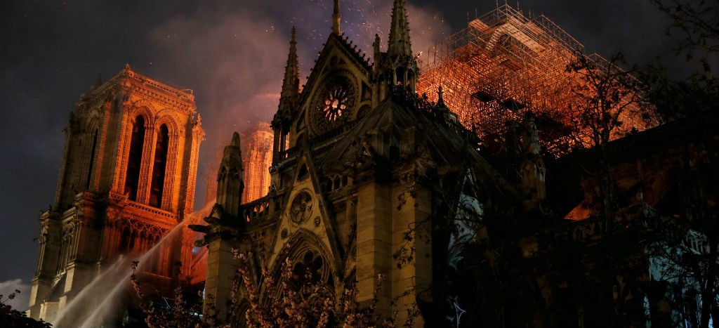 Tristeza en el mundo por incendio en Notre Dame