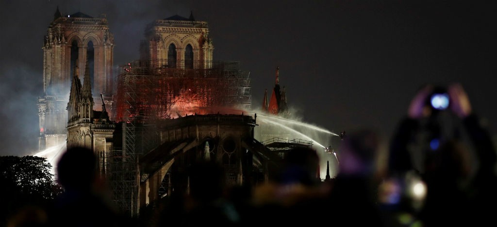 A salvo, la estructura de la catedral de Notre Dame: bomberos