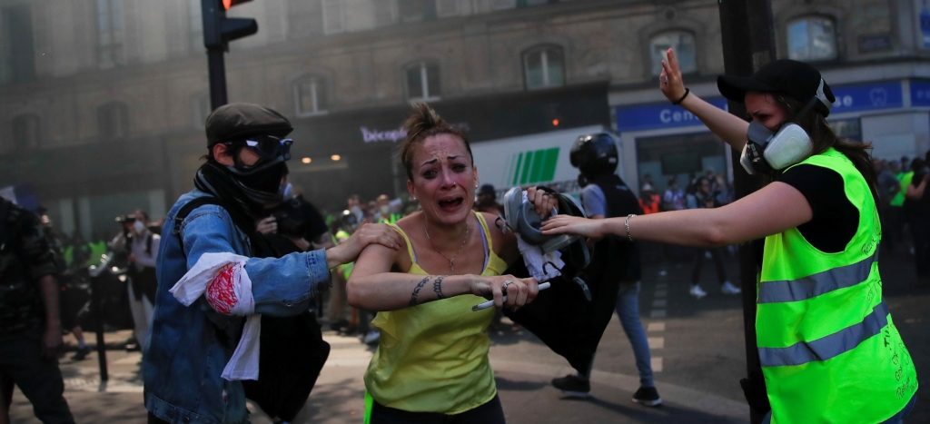 “Chalecos amarillos” se enfrentan a la policía en “ultimátum” a Macron | Videos