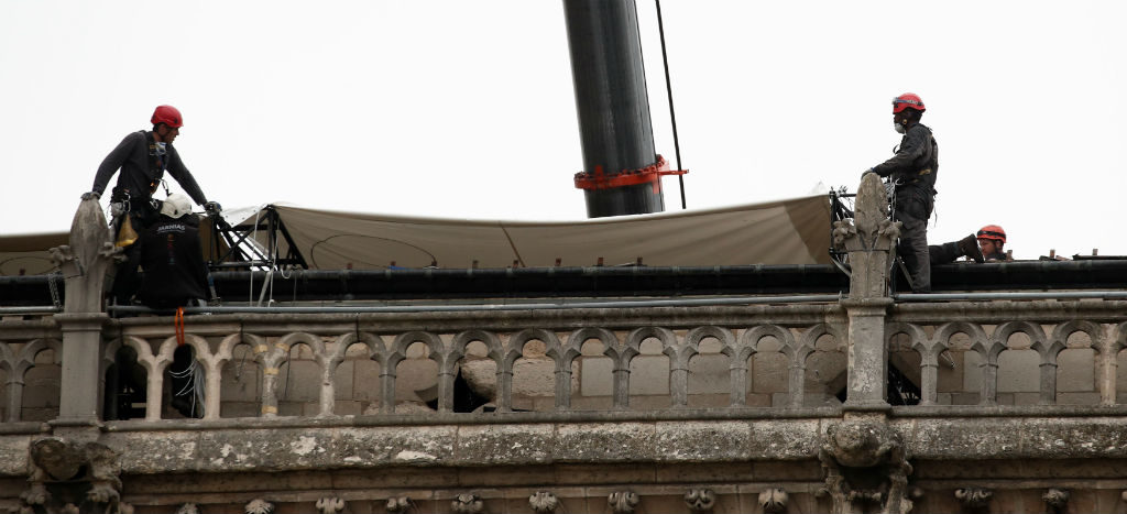 Ante pronóstico de lluvia, aceleran trabajos de protección en Notre Dame