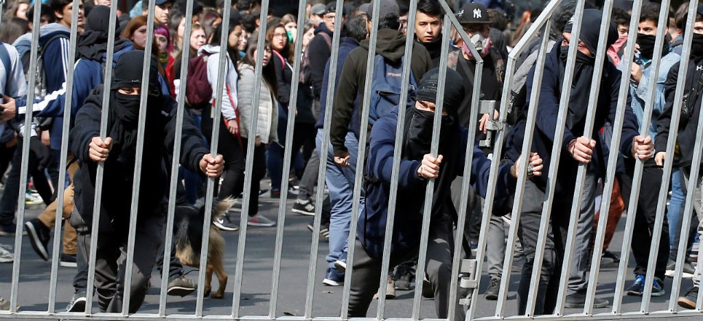 Miles de estudiantes vuelven a las calles en Chile con protesta que terminó en disturbios