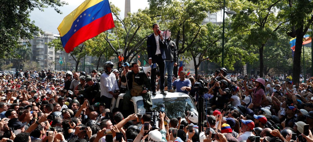 Cientos de venezolanos comienzan a salir a las calles tras llamado de Guaidó