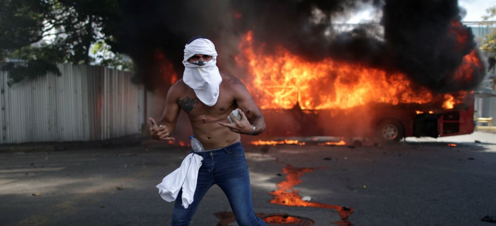 Al menos 69 heridos tras alzamiento contra Maduro en Venezuela