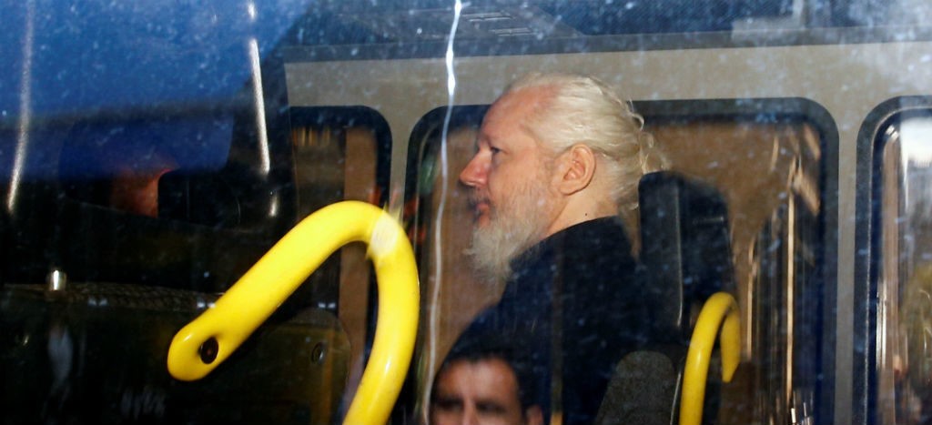 Assange detenido por una orden de extradición de Estados Unidos: policía británica