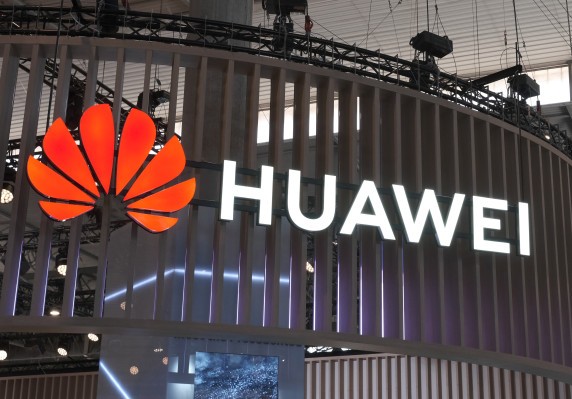 El Reino Unido le da a Huawei una luz ámbar para suministrar 5G