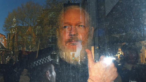 Assange, ¿héroe o villano?