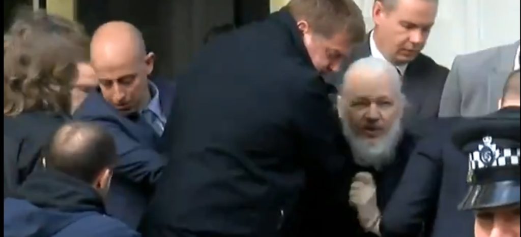 Julian Assange es detenido por la policía británica; Ecuador le retiró condición de asilo