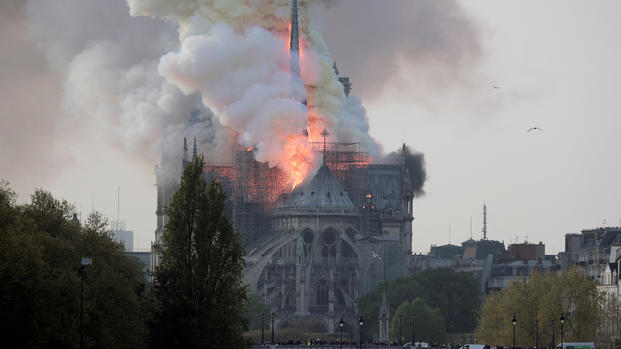 Infierno en París: llamas consumen la catedral de Notre Dame