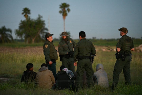Tribunal suspende orden judicial contra devolución de migrantes a México; Trump celebra