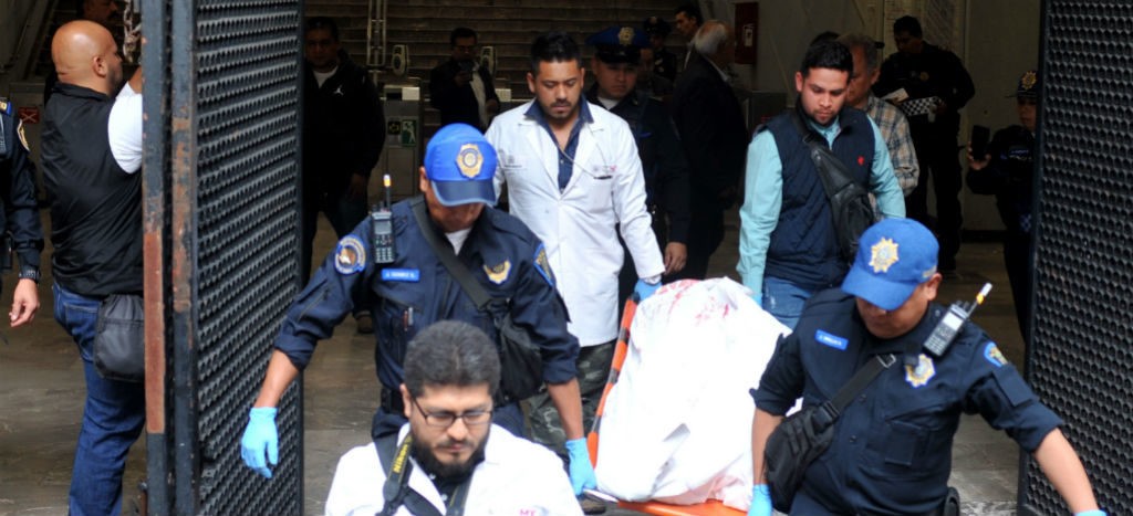 Muere policía auxiliar en Metro Bondojito, tras ser empujado a las vías por un hombre