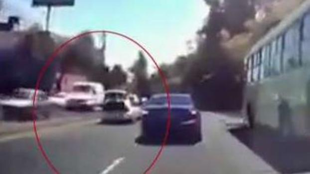 Video: secuestrado abre maletero de auto en movimiento y huye