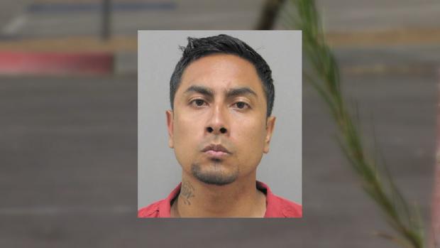 [TLMD - LV] Maestro hispano bajo arresto por relaciones con menor que huyó de casa