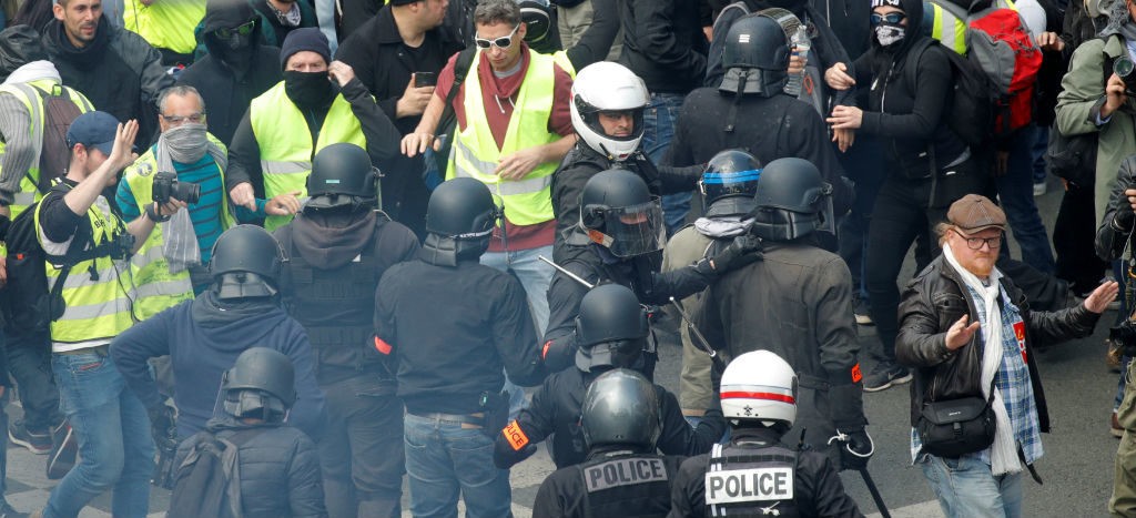 Se enfrentan ‘chalecos amarillos’ y la policía en París