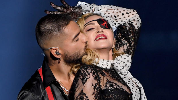 Maluma le planta intenso beso a Madonna en los Premios Billboard