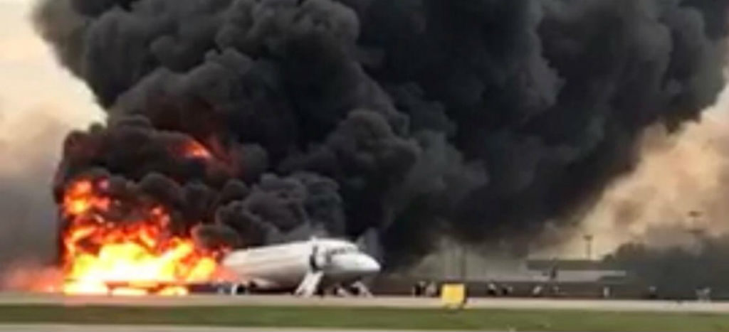 Se incendia avión en Moscú y aterriza de emergencia; 13 muertos