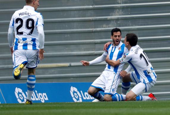 Oyarzabal felicita a Juanmi tras su gol ante el Eibar