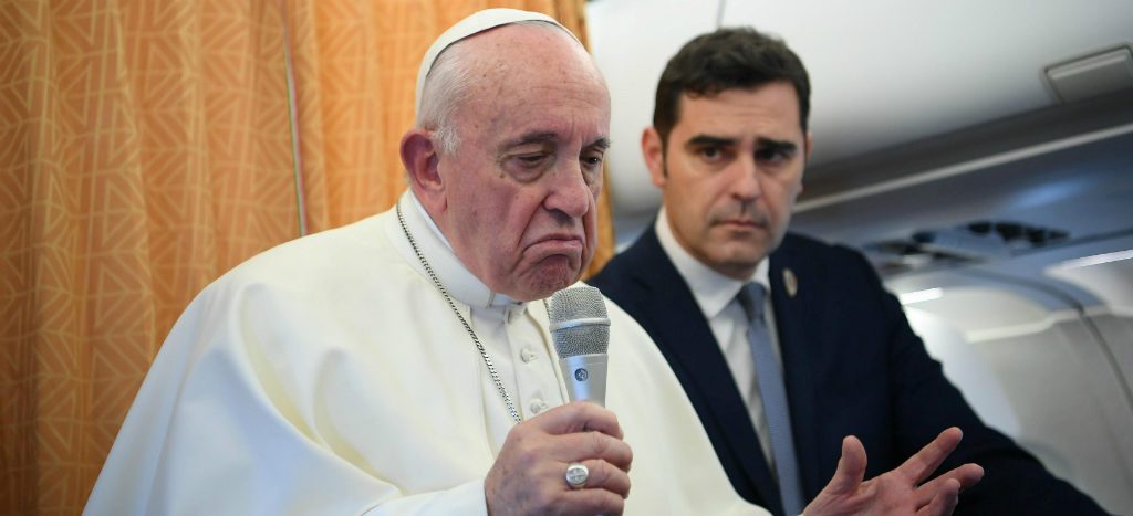 Papa Francisco ordena a sacerdotes denunciar abusos sexuales