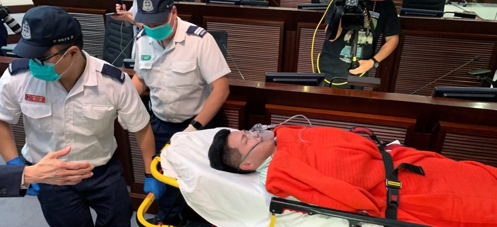 Cuatro heridos tras riña en sesión parlamentaria en Hong Kong | Video