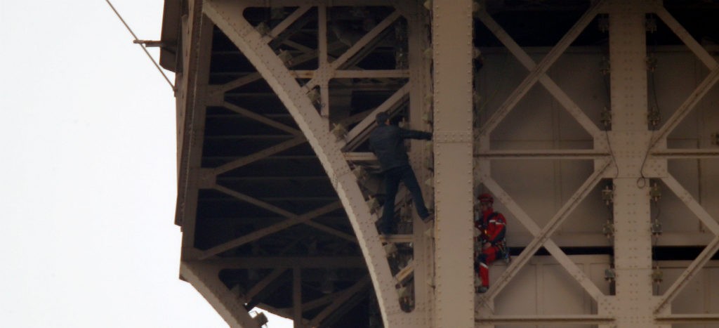 Desalojan Torre Eiffel por hombre que intenta escalarla
