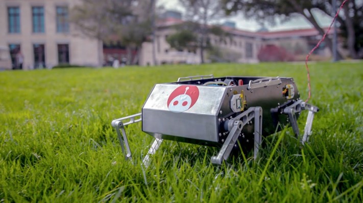 El Doggo de Stanford es un robot cuadrúpedo pequeño que puedes (tal vez) construir tú mismo