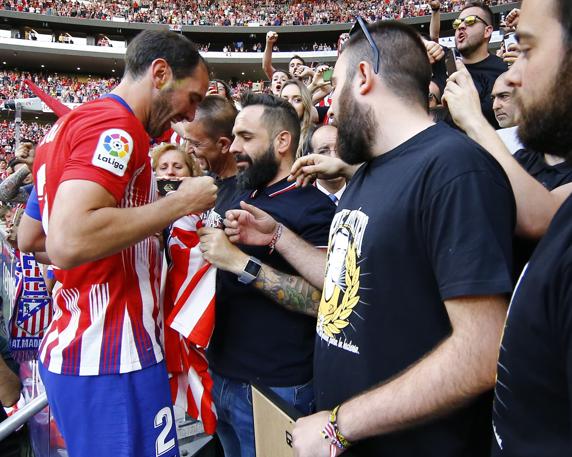 Godín, cambiándose la camiseta con Chus tras el Atleti-Sevilla
