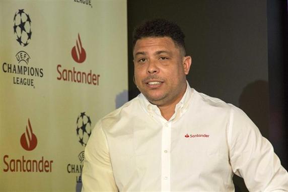 Ronaldo, primer voluntario del Banco Santander