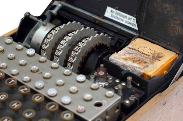 La oferta para esta máquina Enigma como nueva comienza en $ 200,000
