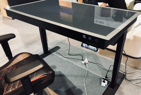 El DK-05 de Lian Li es un escritorio de pie con un toque fresco