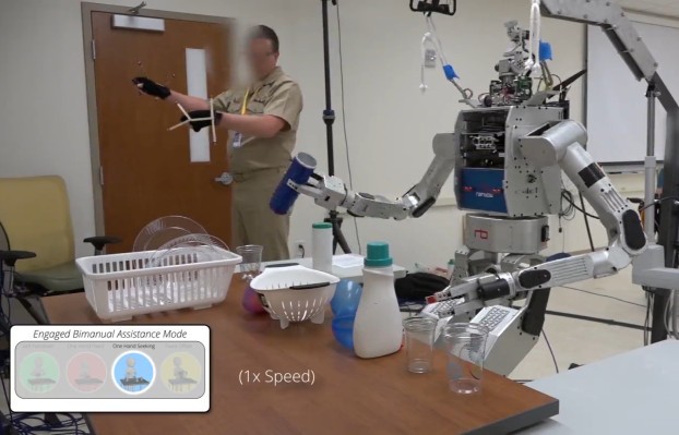 Este robot aprende sus movimientos a dos manos de la destreza humana.