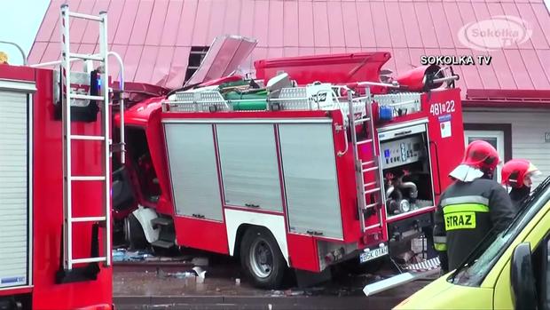 [TLMD - LV] Camión de bomberos se estrella y termina incrustado en vivienda
