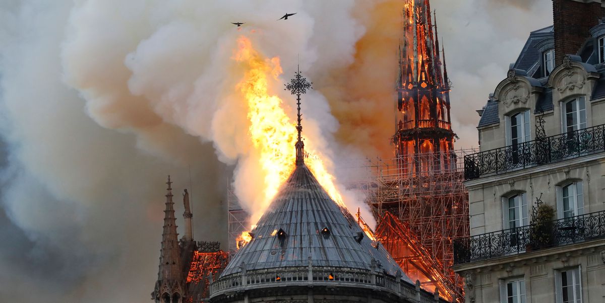 Como Notre Dame Smolders, Francia promete reconstruir