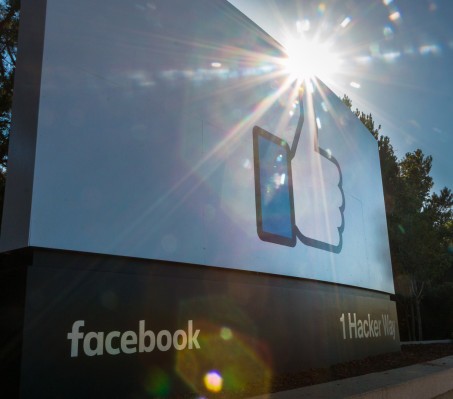 Daily Crunch: Facebook prohíbe las cifras de extrema derecha
