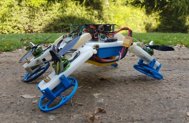 Este inteligente robot transformador vuela y rueda sobre sus brazos giratorios.