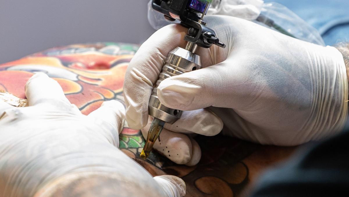 FDA retira del mercado tintas de tatuaje contaminadas