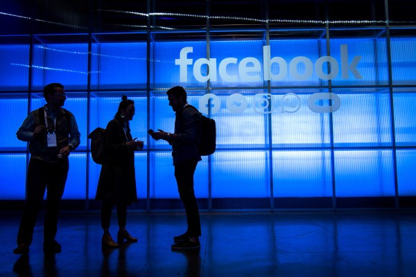 Facebook prohíbe un nuevo lote de figuras en su mayoría de extrema derecha
