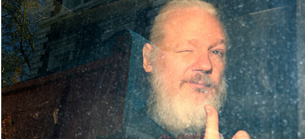 Fiscalía de Ecuador decomisará pertenencias de Assange en embajada