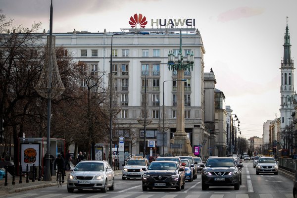 Google dice que su tienda de aplicaciones continuará funcionando para los propietarios de teléfonos inteligentes Huawei existentes