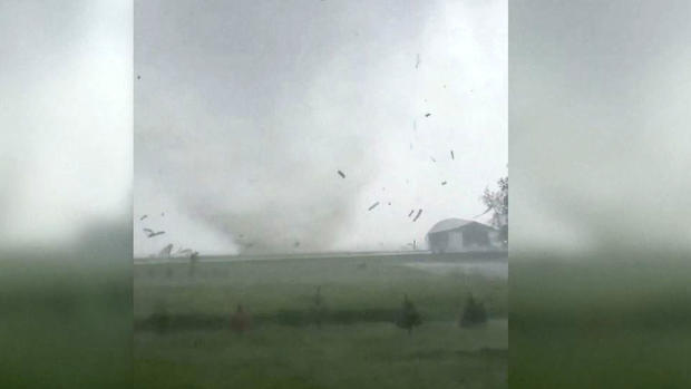 [TLMD - LV] Captado en video: infernal tornado destruye todo a su paso en Iowa