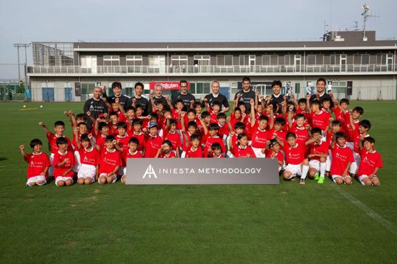 Iniesta inaugura sus dos primeras escuelas de fútbol en Japón