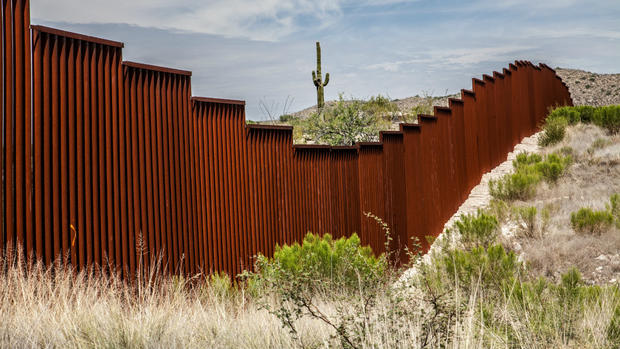 Juez detiene construcción de partes del muro fronterizo